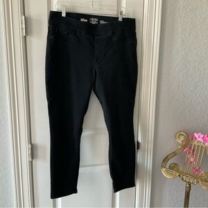 Levi’s Gold Signature Totally Shaping Pull-On Skinny Jeans. Black. Size 14S